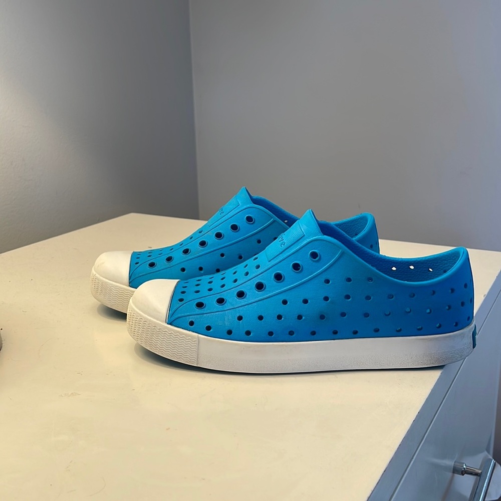 Native Youth size 2 Jefferson shoes